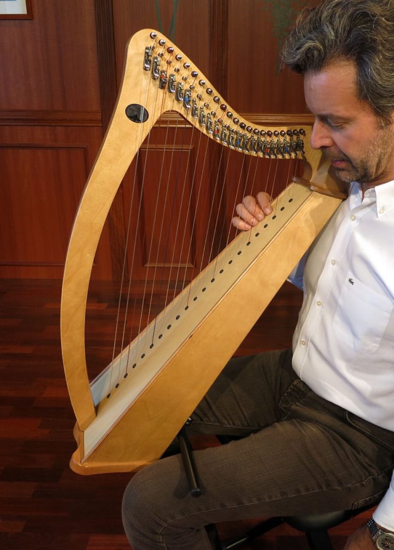 Lap bar to play the Odyssey harp, and other 22/27-string harps, in a ...